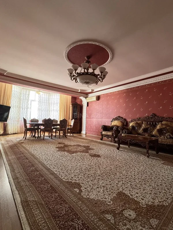 Satılır 7 otaqlı mənzil 360 m²