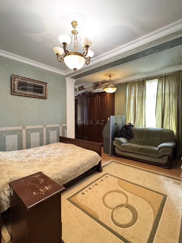 Satılır 7 otaqlı mənzil 360 m²