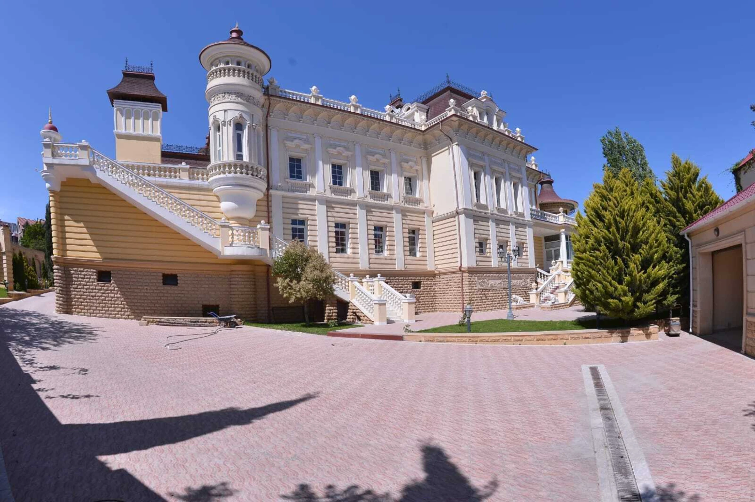 Satılır 7 otaqlı həyət evi 1500 m²