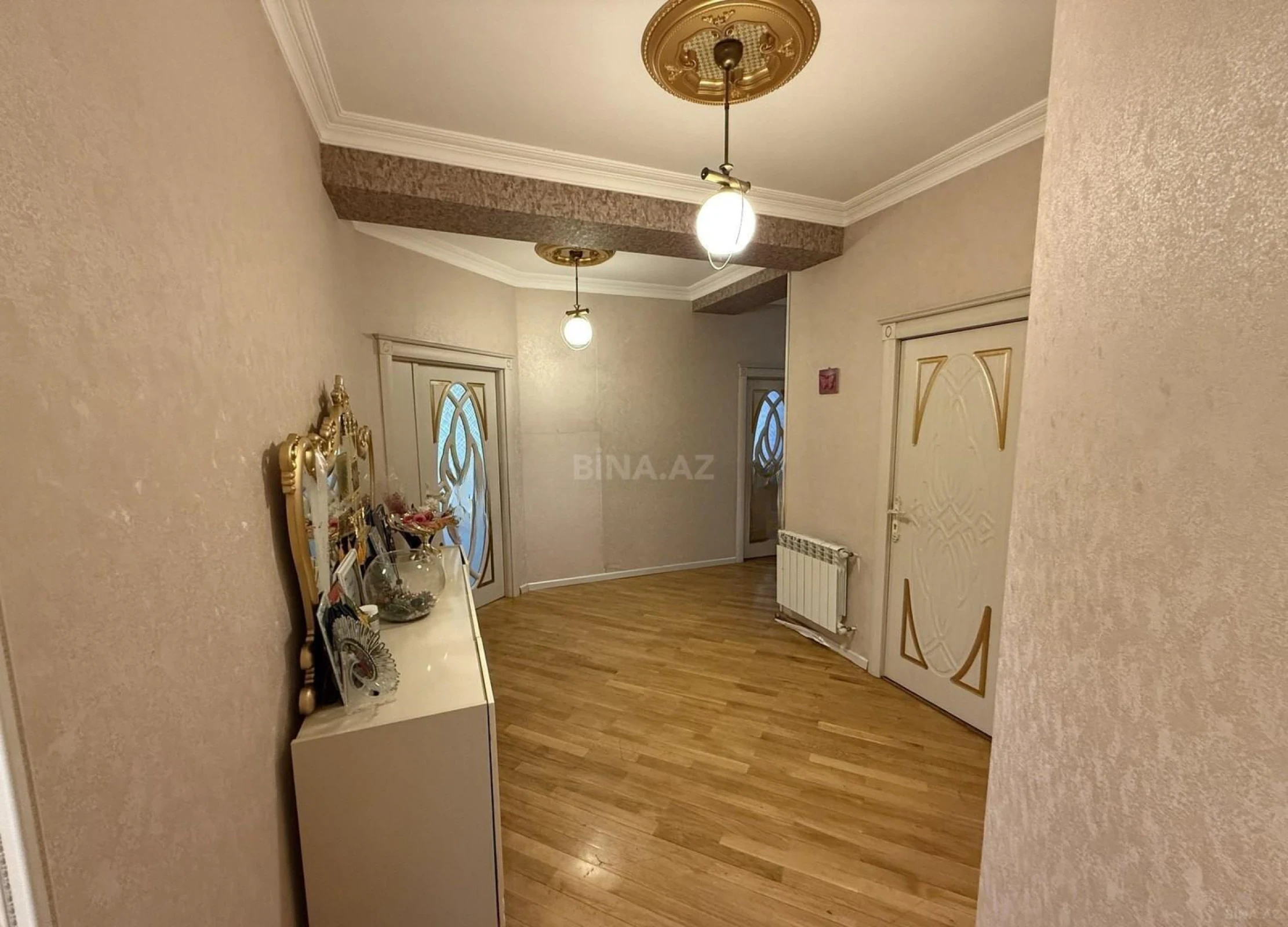 Satılır 4 otaqlı mənzil 137 m²