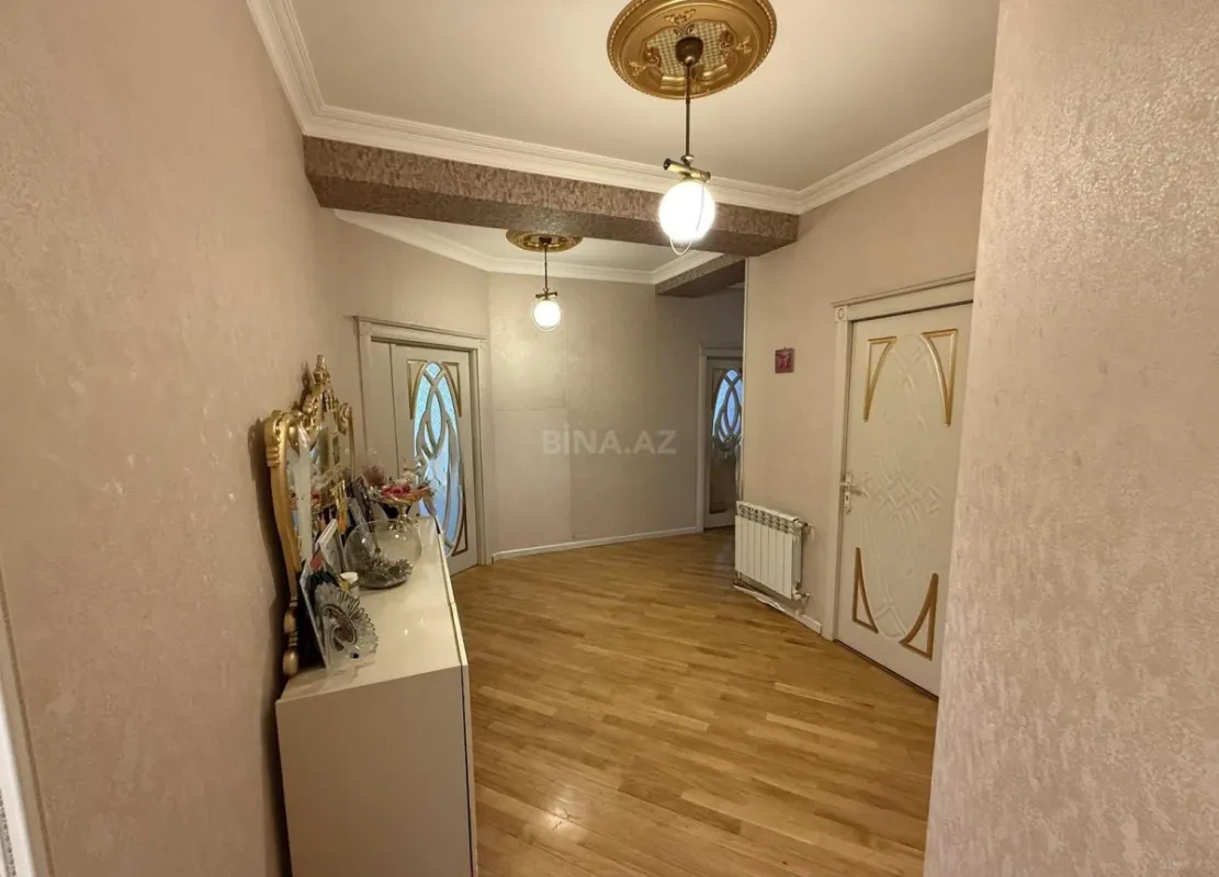 Satılır 4 otaqlı mənzil 137 m²