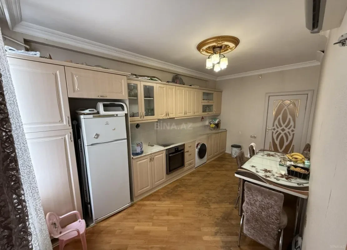 Satılır 4 otaqlı mənzil 137 m²