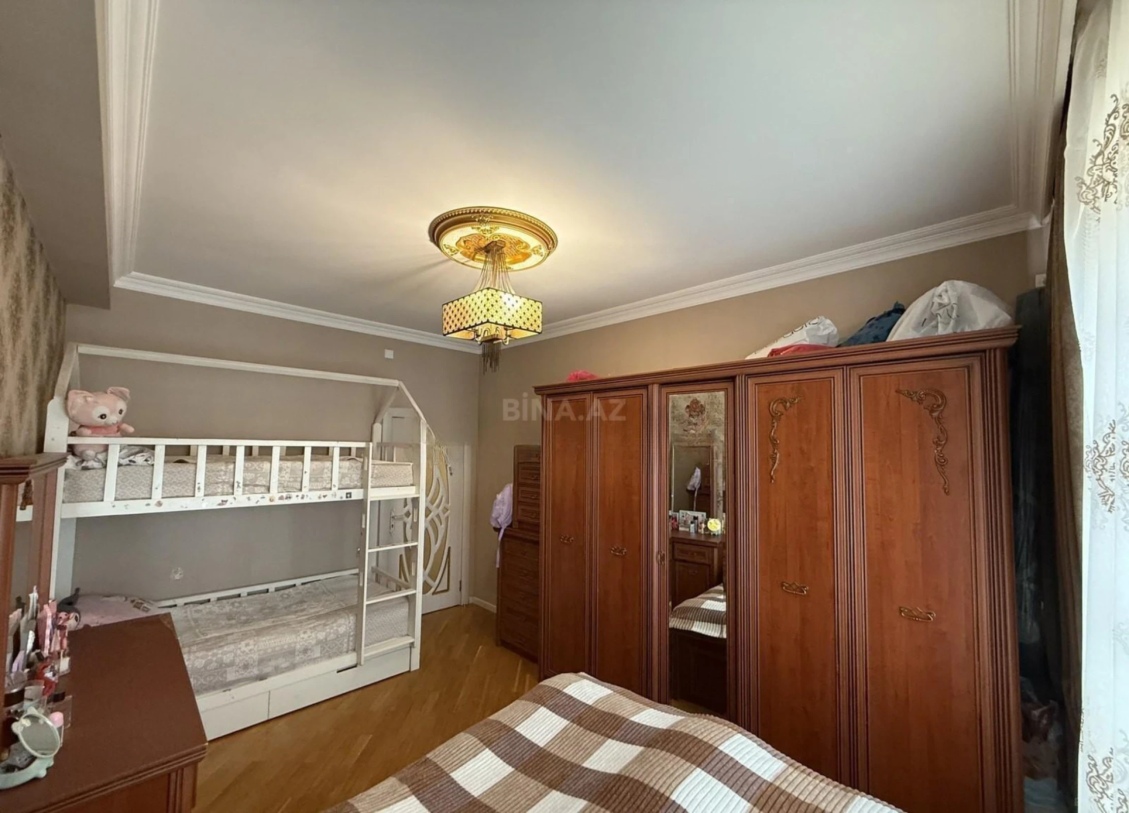 Satılır 4 otaqlı mənzil 137 m²
