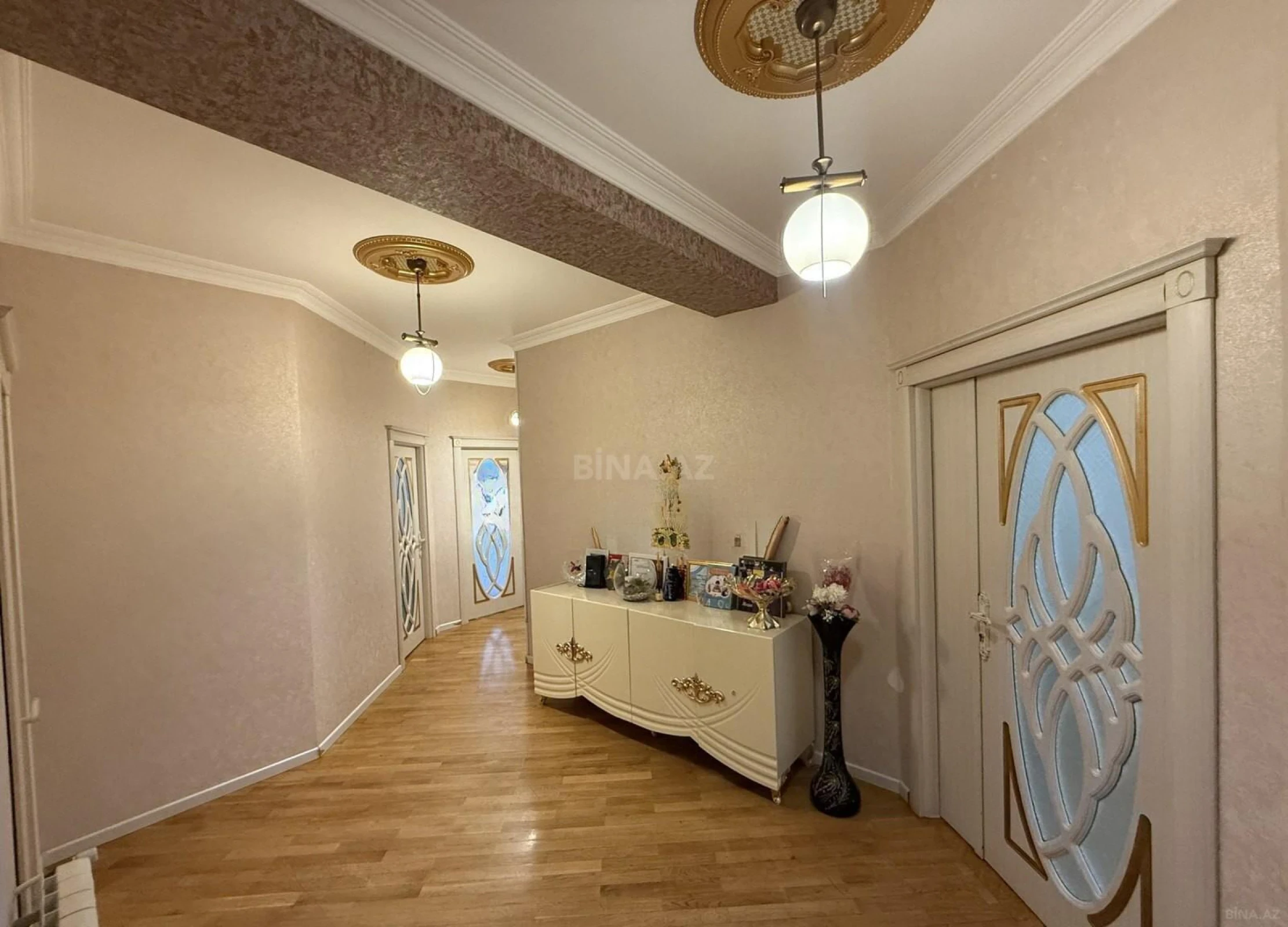 Satılır 4 otaqlı mənzil 137 m²
