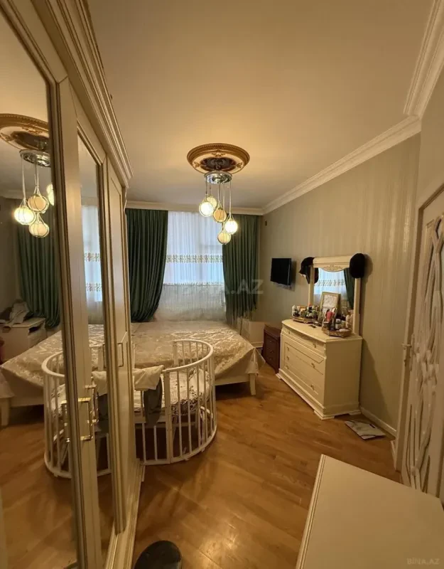 Satılır 4 otaqlı mənzil 137 m²