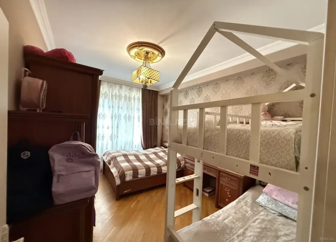 Satılır 4 otaqlı mənzil 137 m²