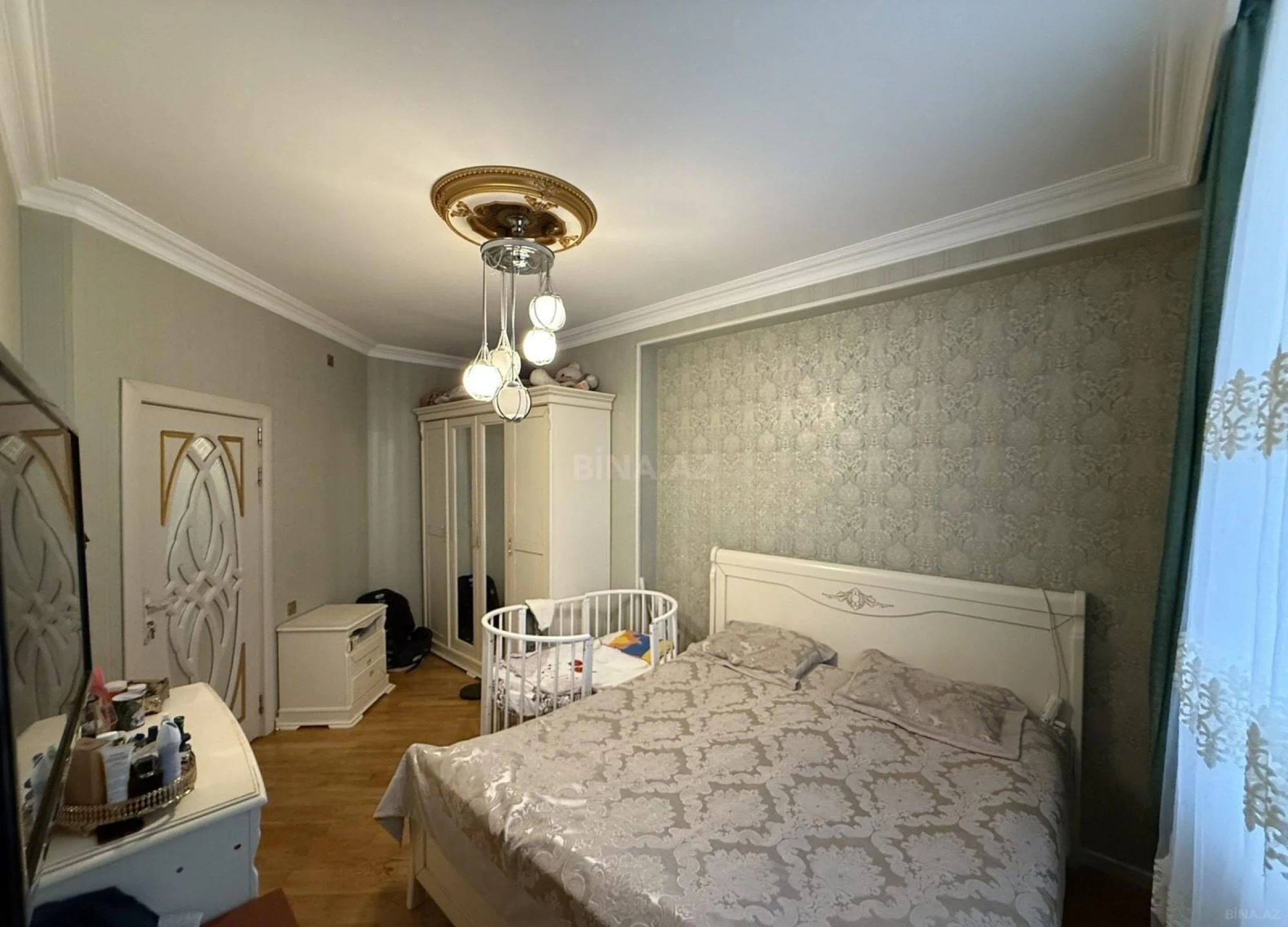 Satılır 4 otaqlı mənzil 137 m²
