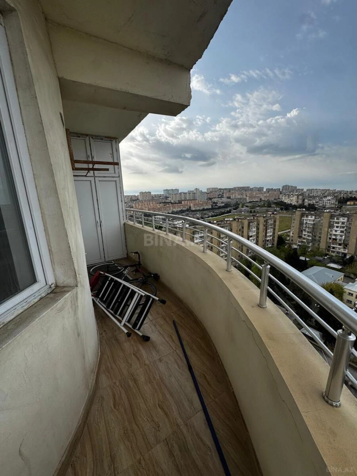 Satılır 3 otaqlı mənzil 157 m²