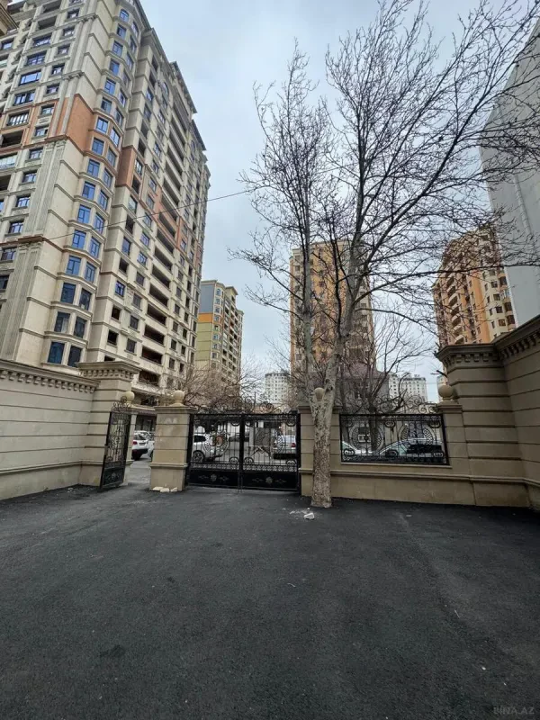 Satılır 4 otaqlı mənzil 210 m²