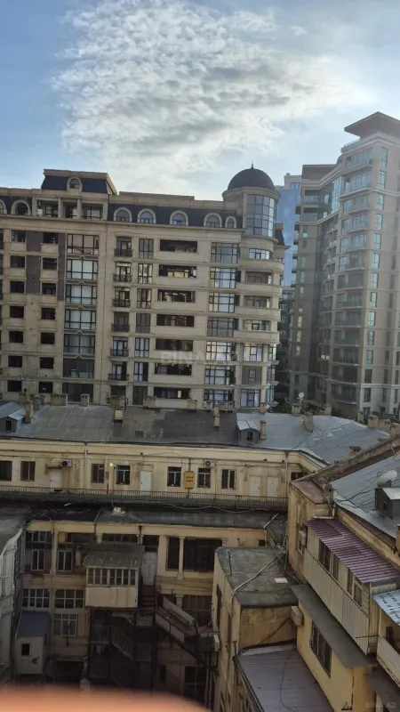 Satılır 4 otaqlı mənzil 264 m²