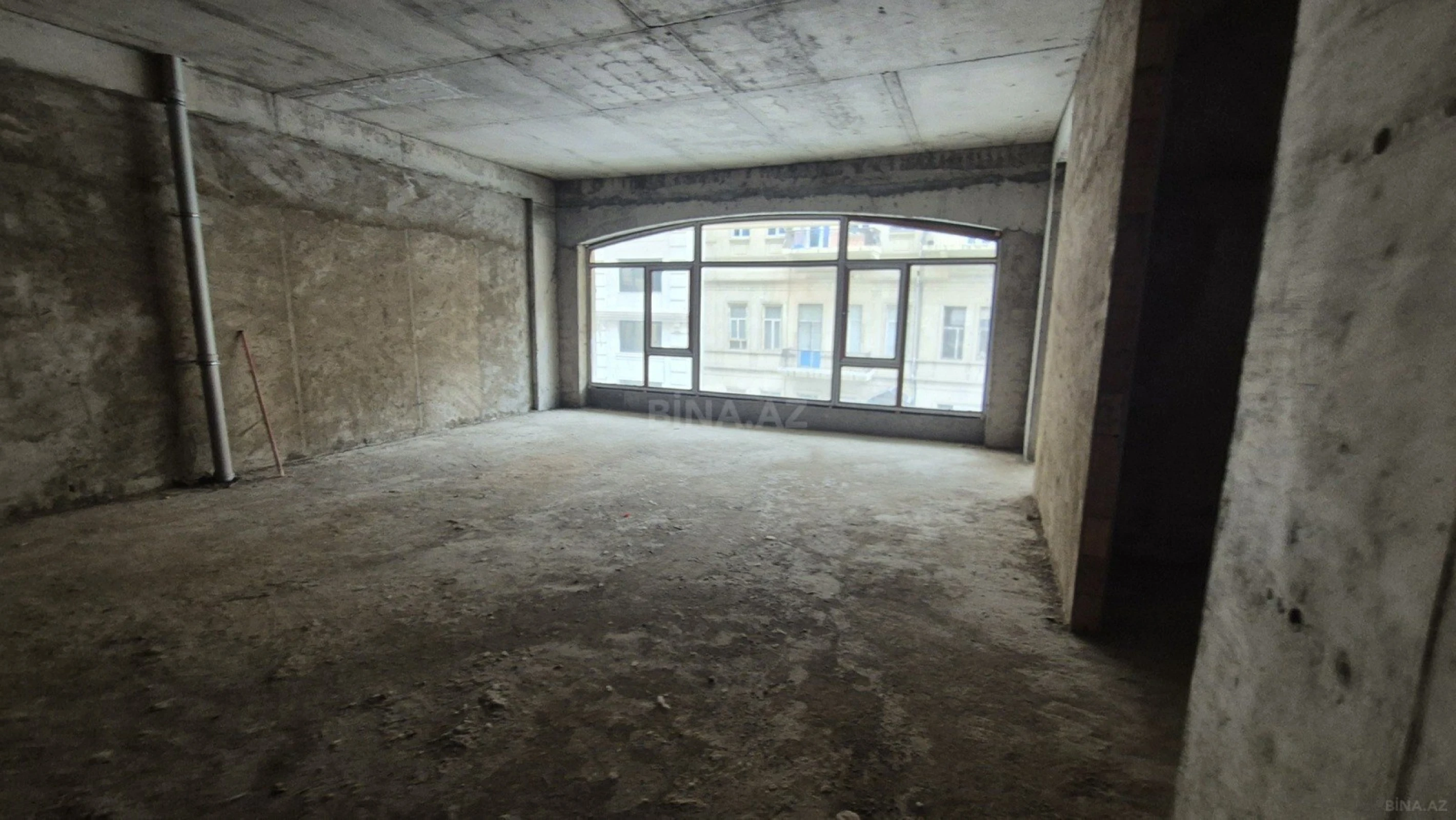 Satılır 4 otaqlı mənzil 264 m²