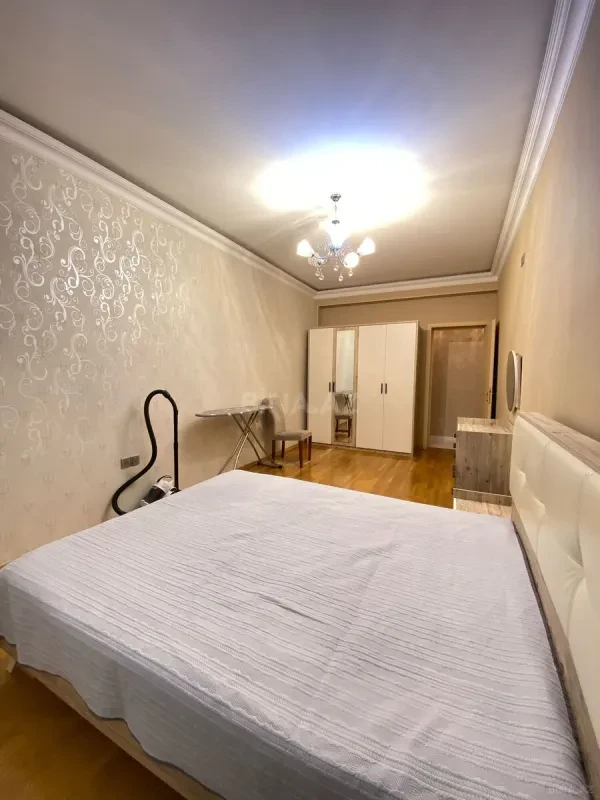 Kirayə verilir 2 otaqlı mənzil 90 m²