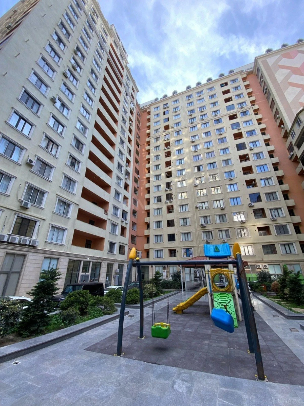 Satılır 2 otaqlı mənzil 110 m²