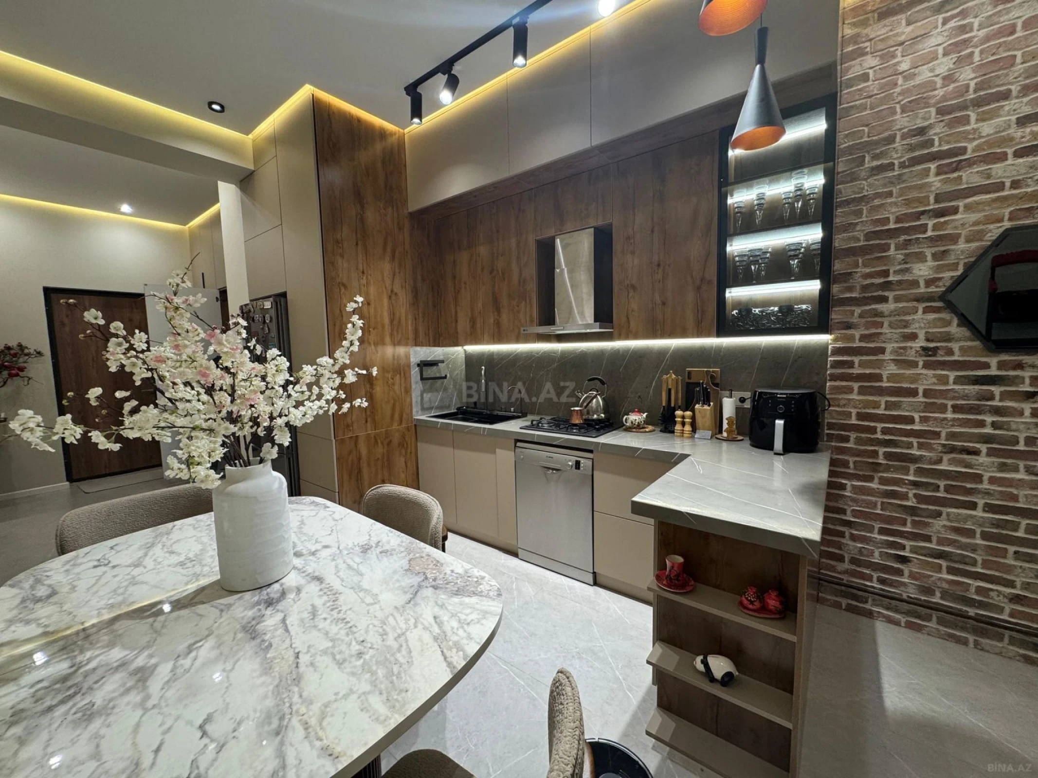 Kirayə verilir 2 otaqlı mənzil 87 m²