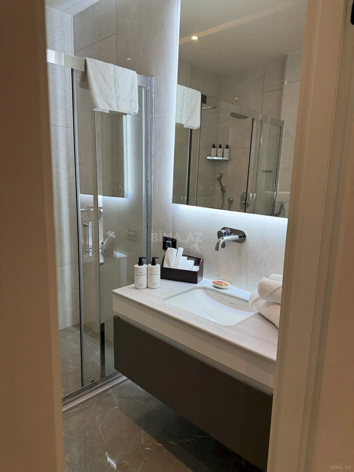 Kirayə verilir 3 otaqlı mənzil 139 m²