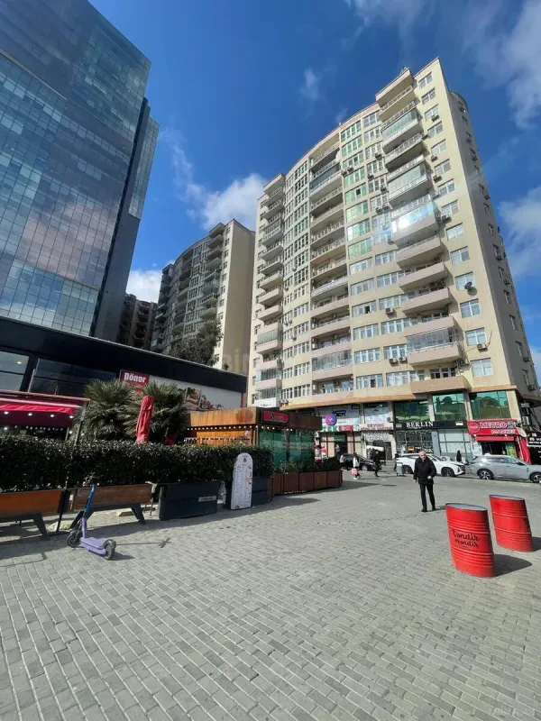 Satılır 3 otaqlı mənzil 132 m²