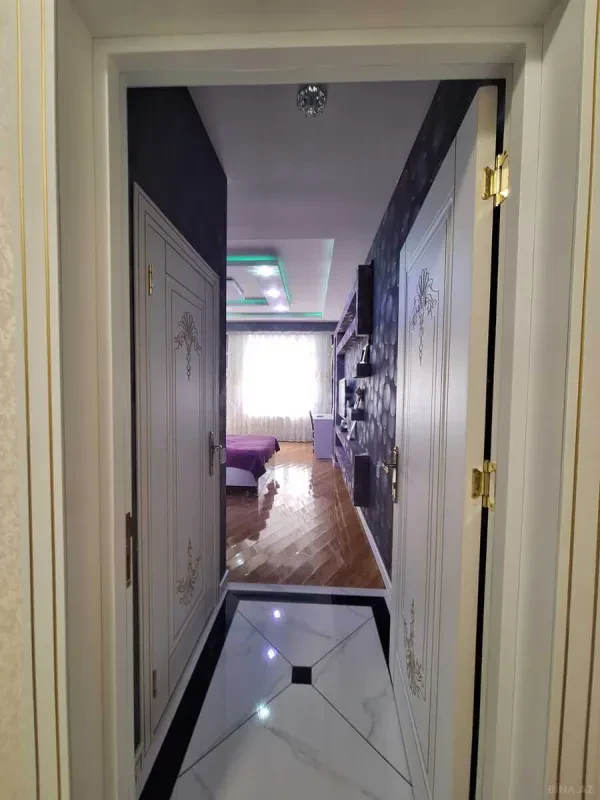 Satılır 4 otaqlı mənzil 130 m²