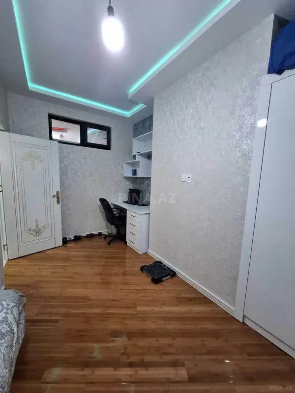 Satılır 4 otaqlı mənzil 130 m²