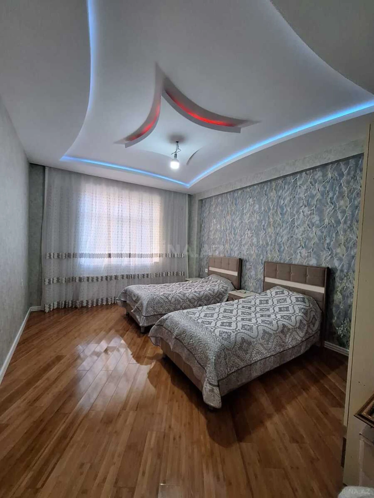 Satılır 4 otaqlı mənzil 130 m²