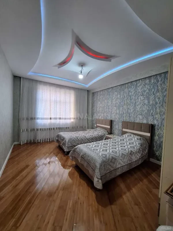 Satılır 4 otaqlı mənzil 130 m²