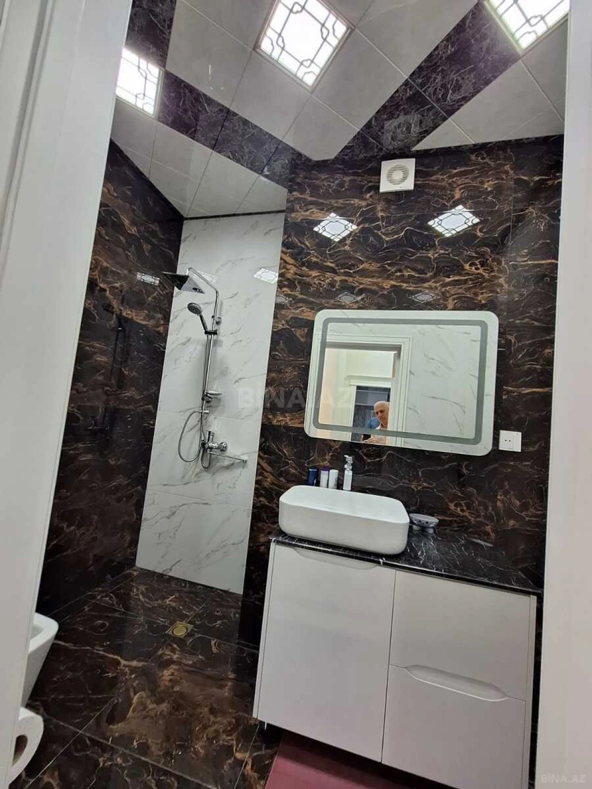 Satılır 4 otaqlı mənzil 130 m²