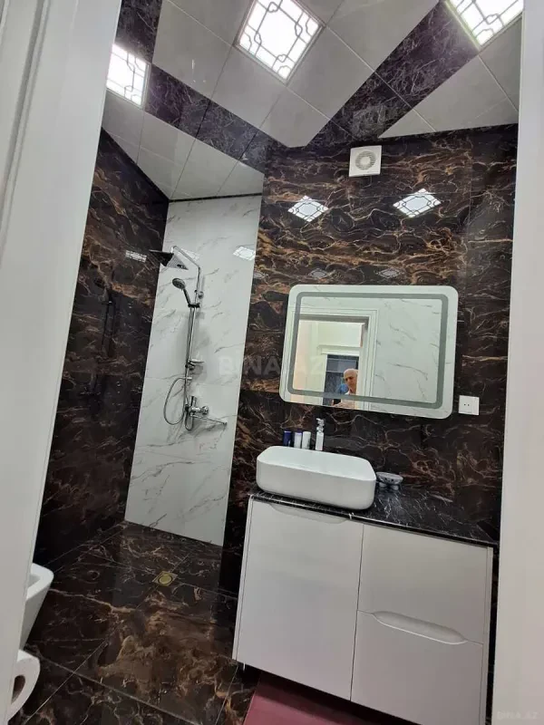 Satılır 4 otaqlı mənzil 130 m²