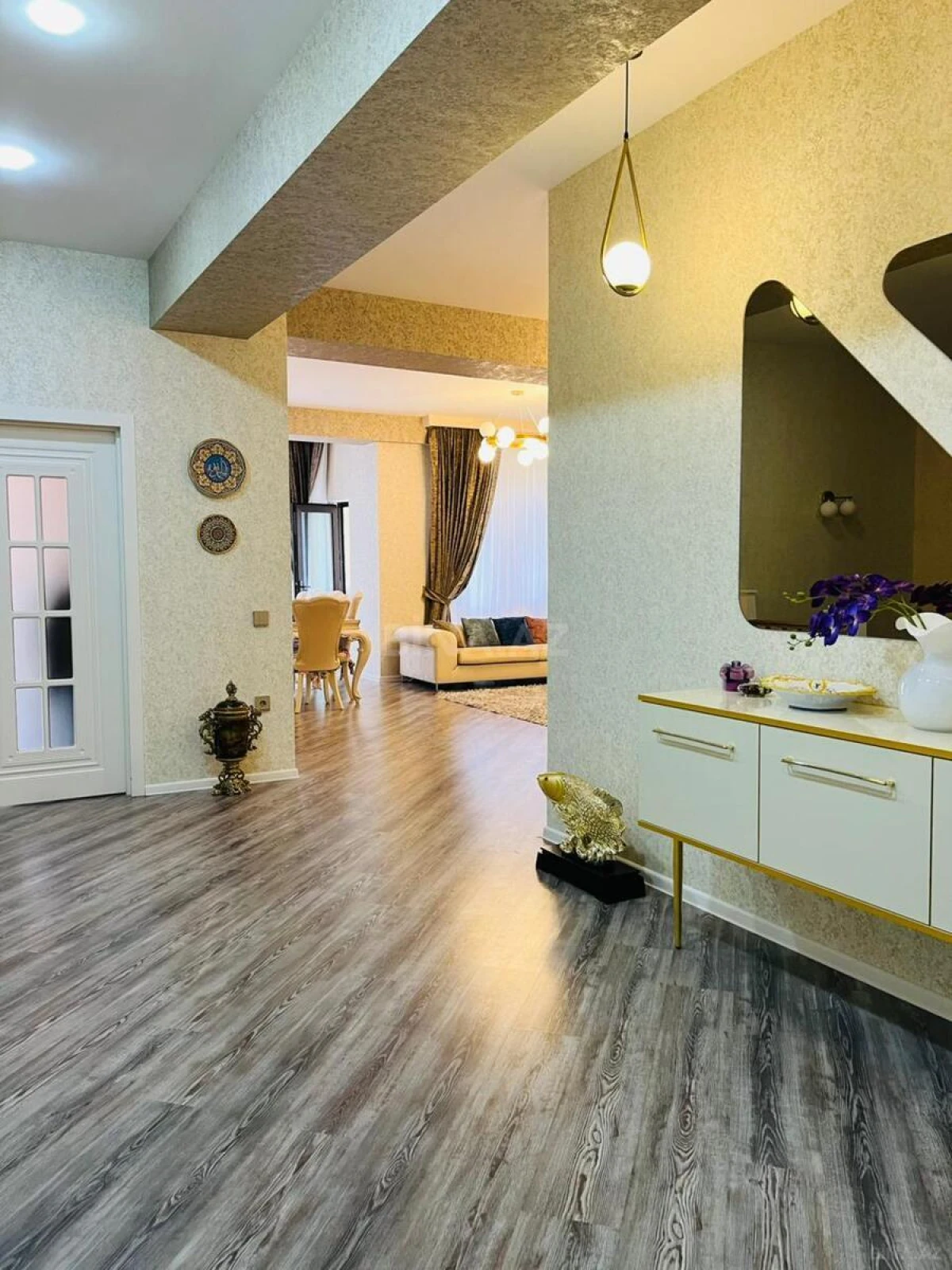 Satılır 4 otaqlı mənzil 200 m²