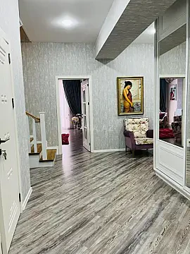 Satılır 4 otaqlı mənzil 200 m²