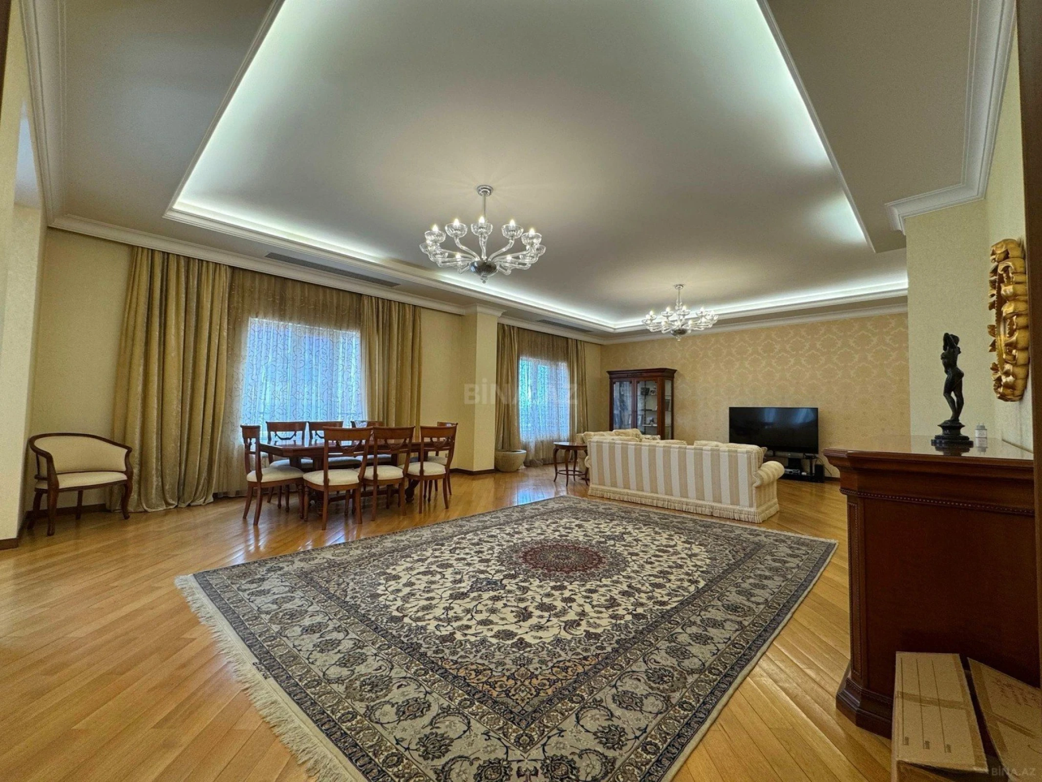 Satılır 5 otaqlı mənzil 390 m²