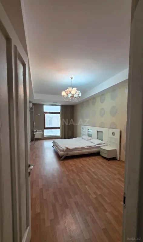 Kirayə verilir 4 otaqlı mənzil 200 m²