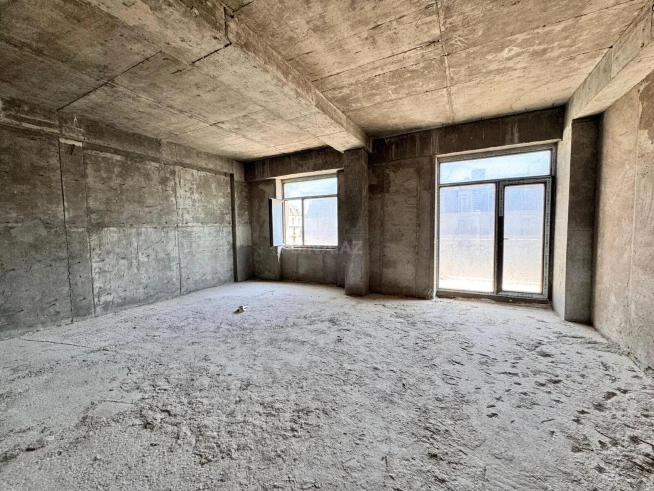 Satılır 4 otaqlı mənzil 162 m²