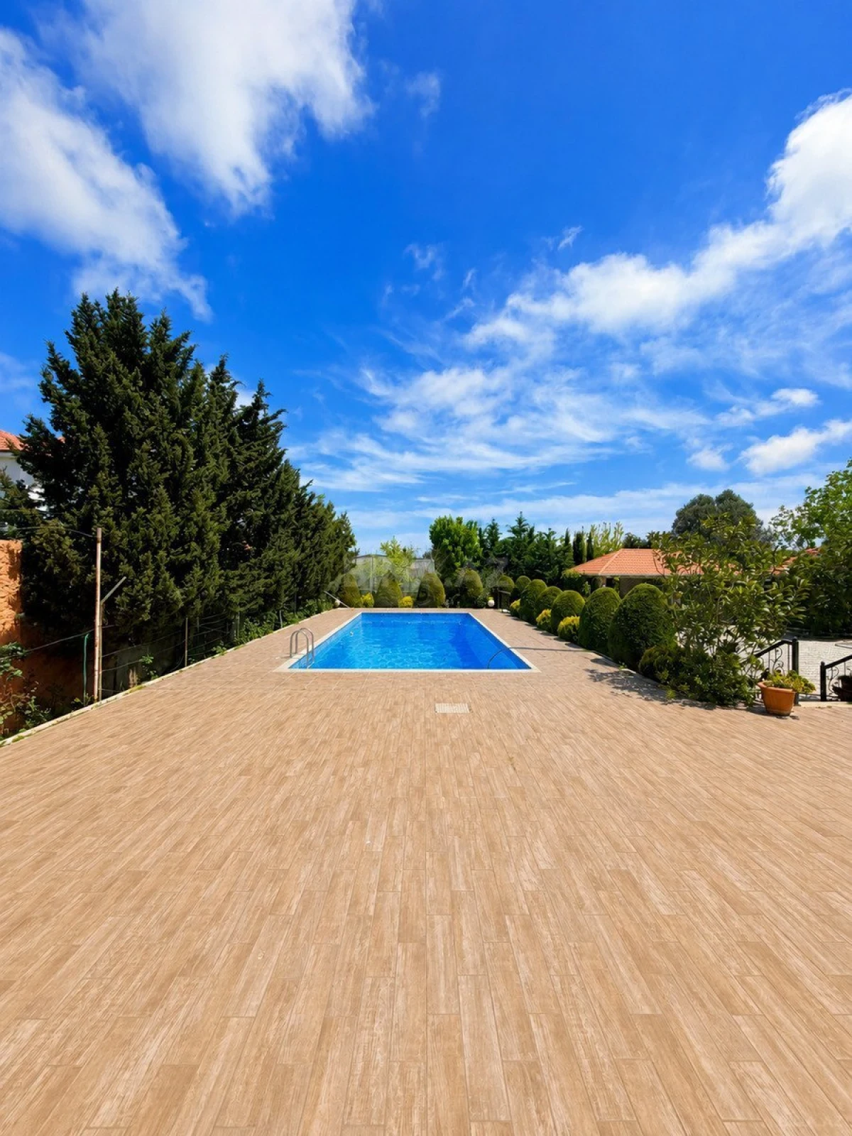 Kirayə verilir 6 otaqlı həyət evi 500 m²