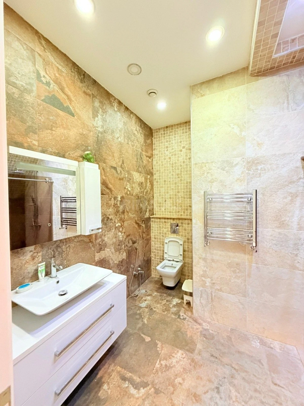 Kirayə verilir 6 otaqlı həyət evi 500 m²