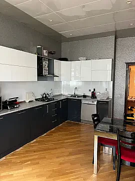 Satılır 3 otaqlı mənzil 135 m²
