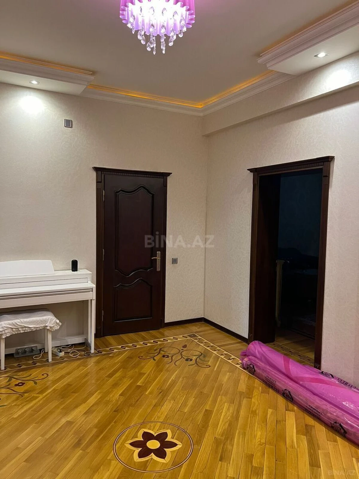 Satılır 3 otaqlı mənzil 135 m²