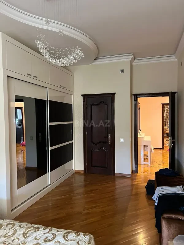 Satılır 3 otaqlı mənzil 135 m²