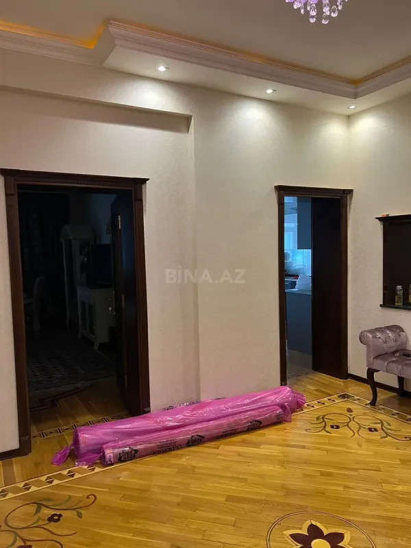 Satılır 3 otaqlı mənzil 135 m²