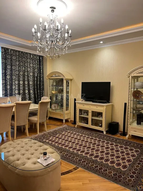 Satılır 3 otaqlı mənzil 135 m²