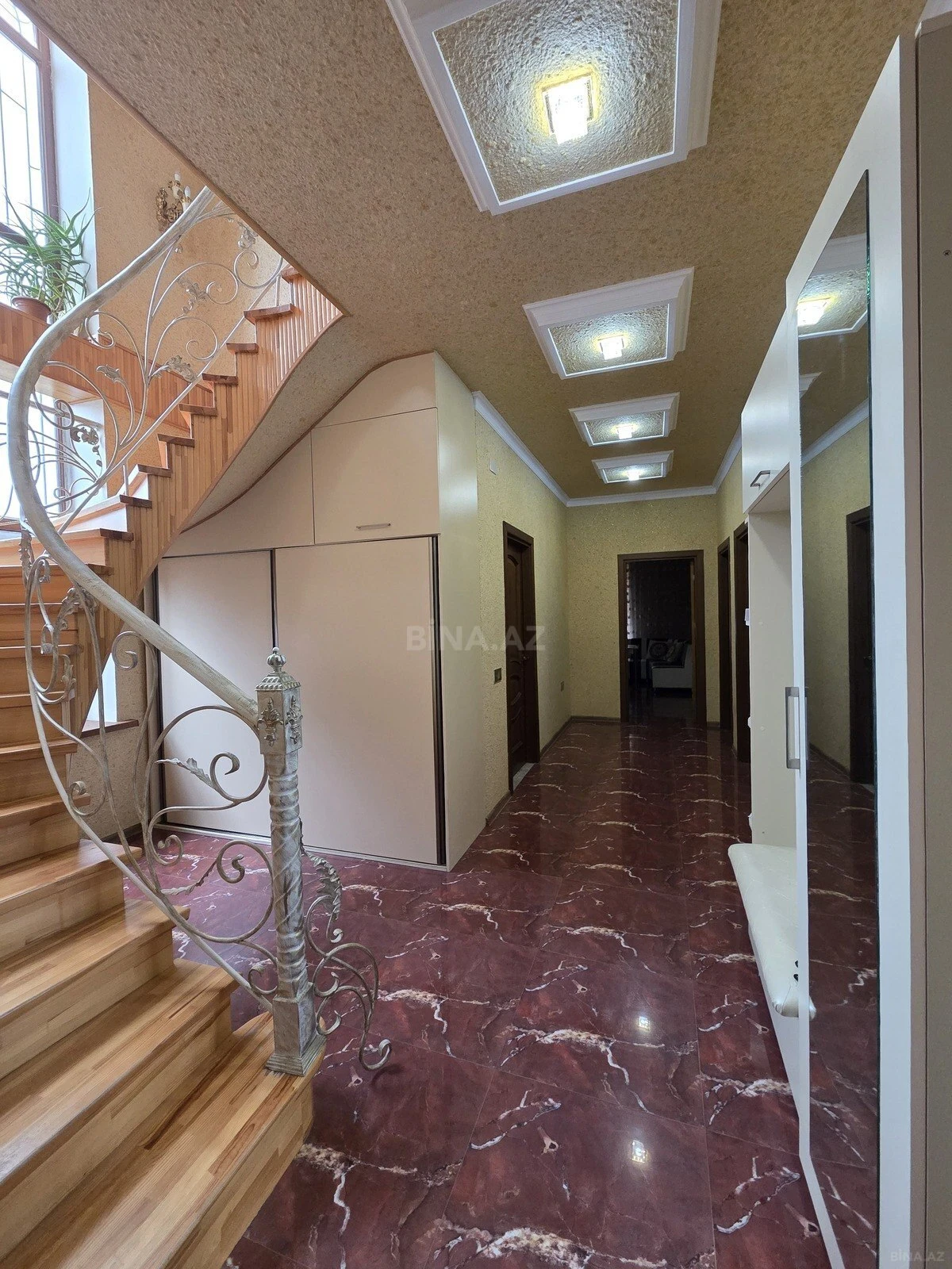 Satılır 5 otaqlı həyət evi 244 m²
