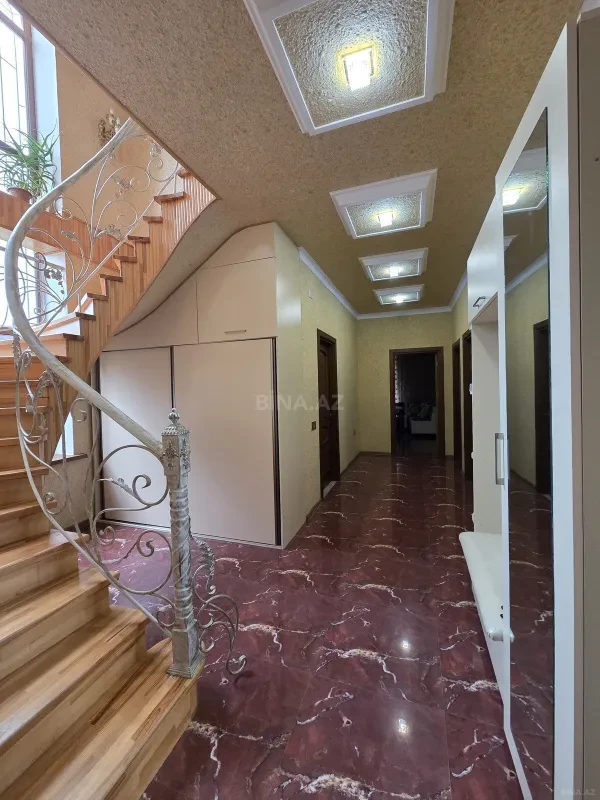 Satılır 5 otaqlı həyət evi 244 m²