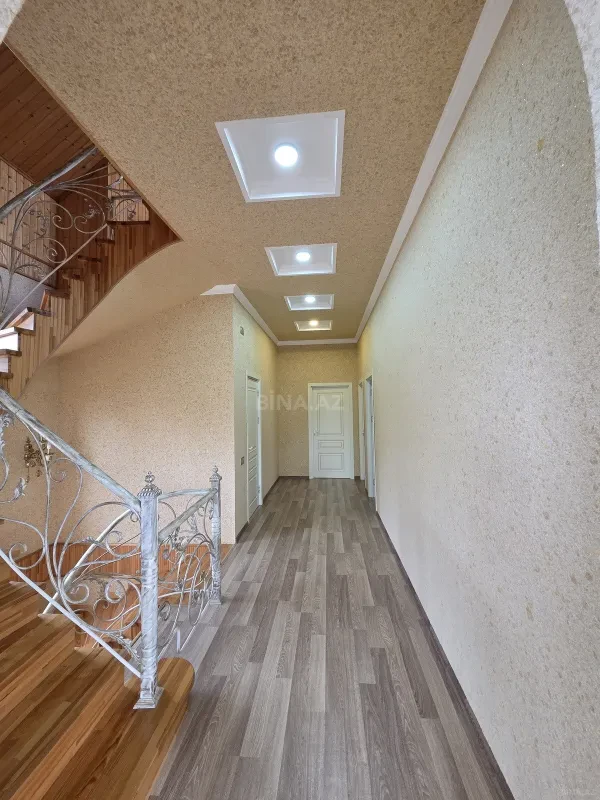Satılır 5 otaqlı həyət evi 244 m²