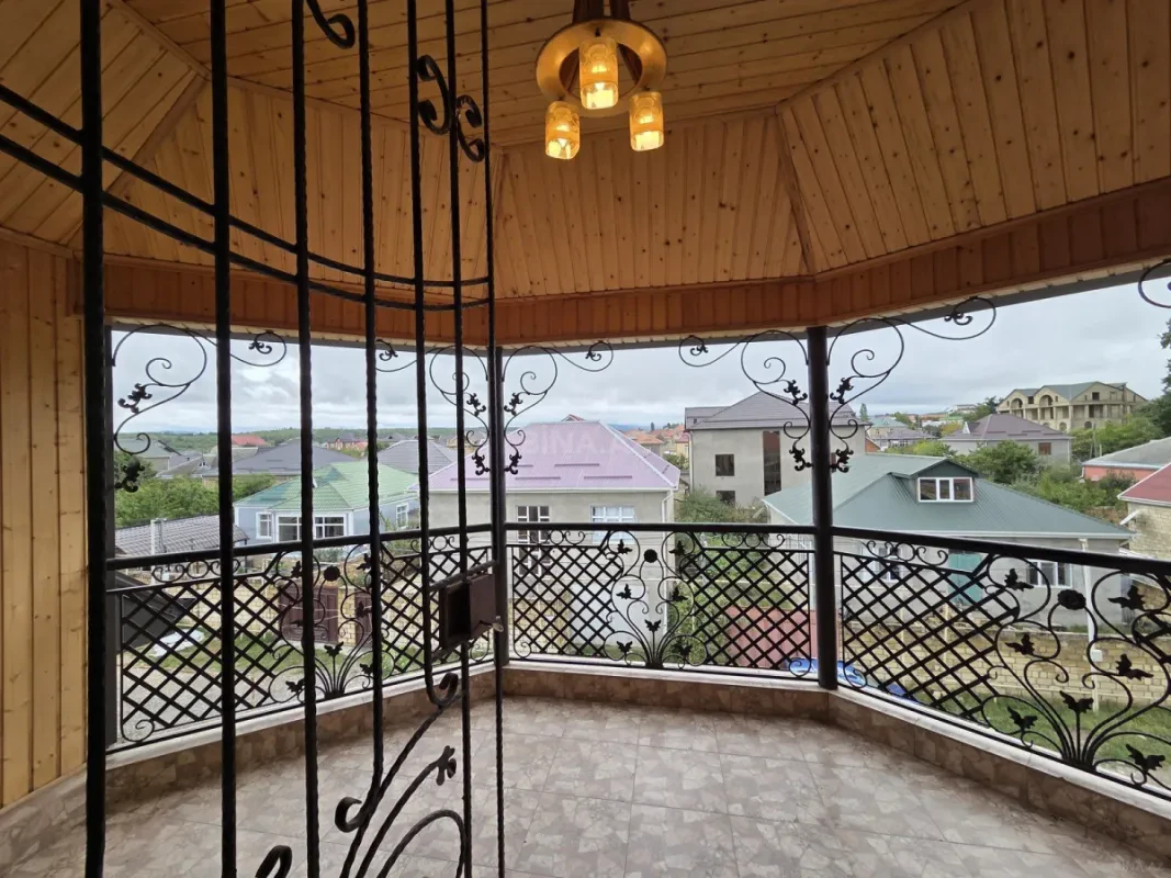 Satılır 5 otaqlı həyət evi 244 m²