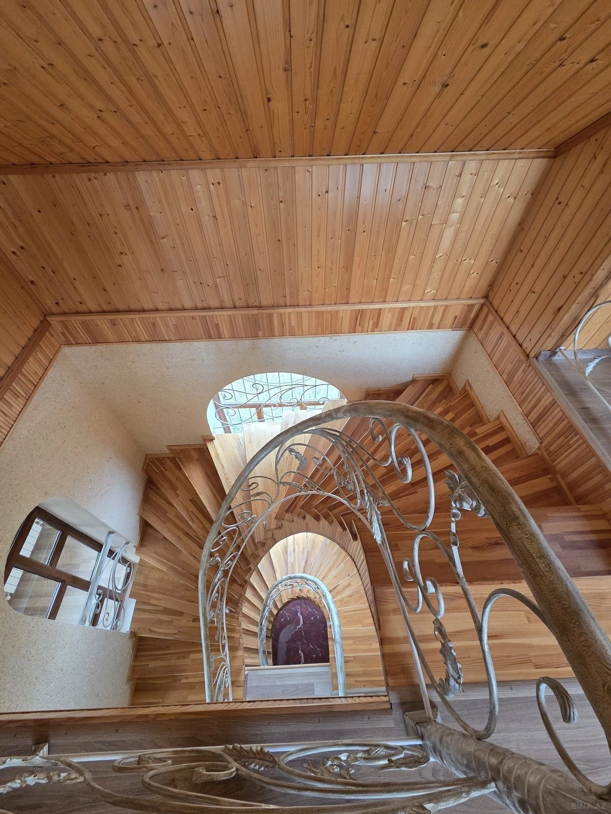 Satılır 5 otaqlı həyət evi 244 m²
