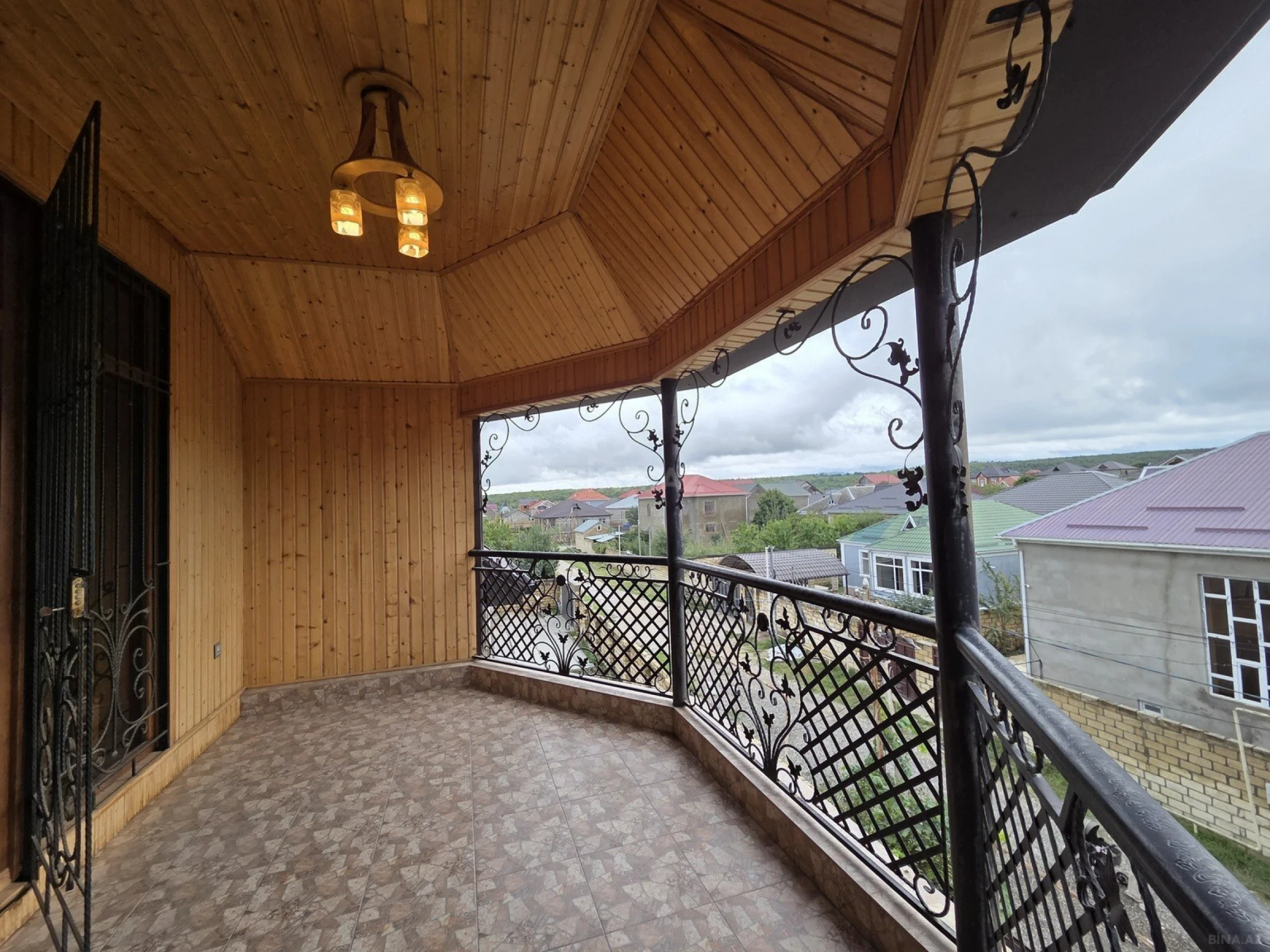 Satılır 5 otaqlı həyət evi 244 m²