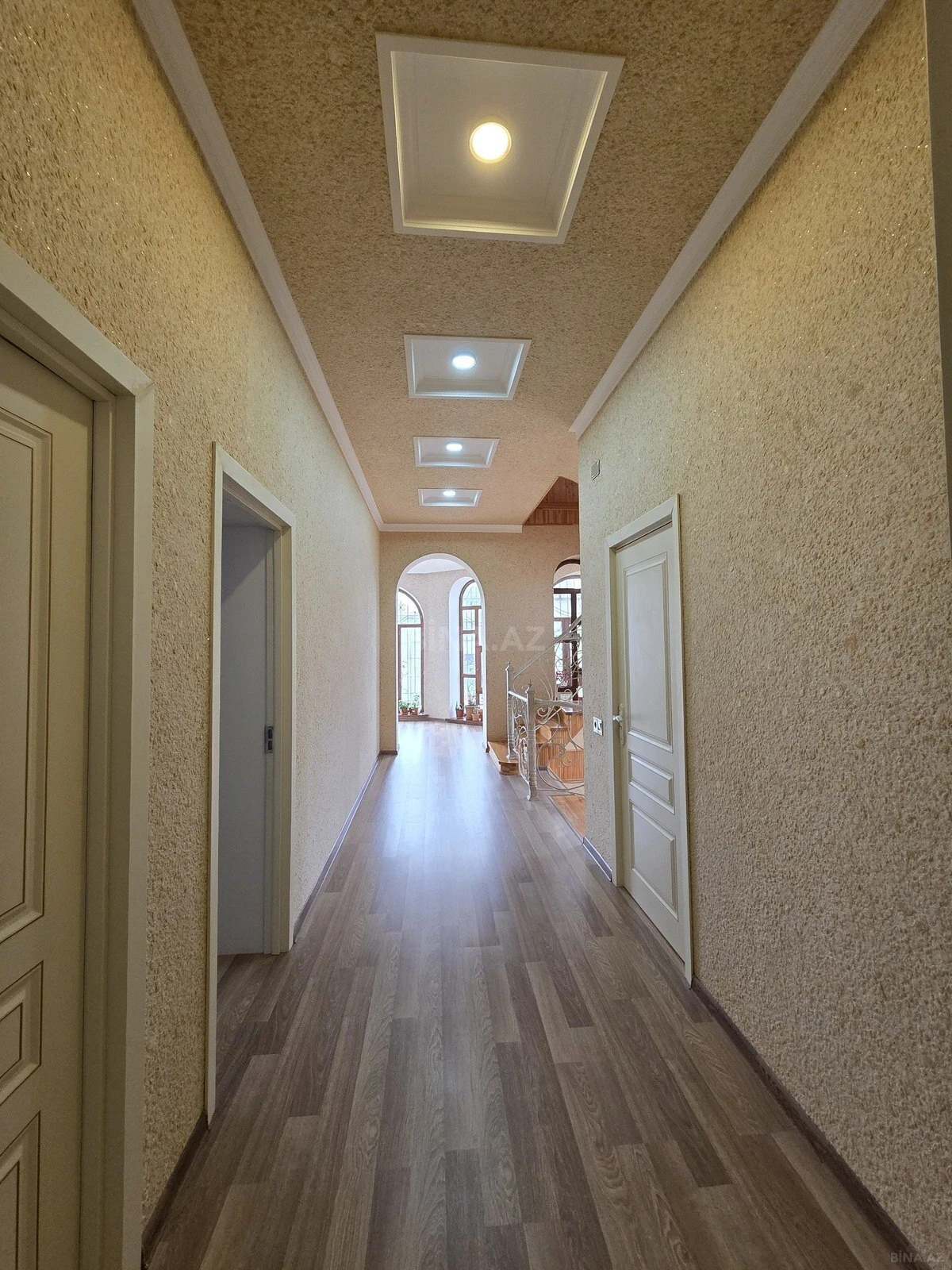 Satılır 5 otaqlı həyət evi 244 m²