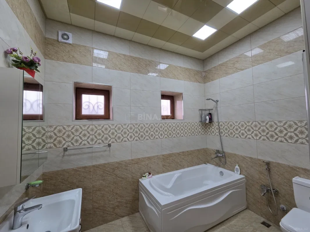Satılır 5 otaqlı həyət evi 244 m²