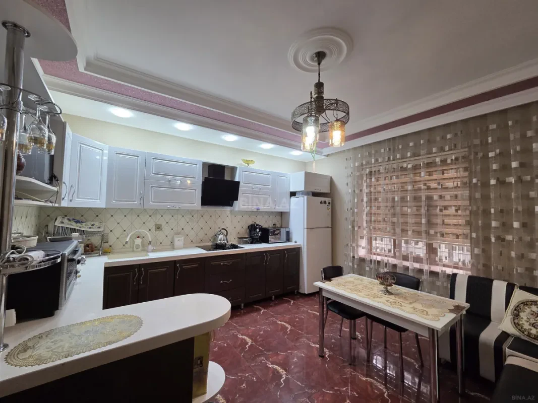 Satılır 5 otaqlı həyət evi 244 m²