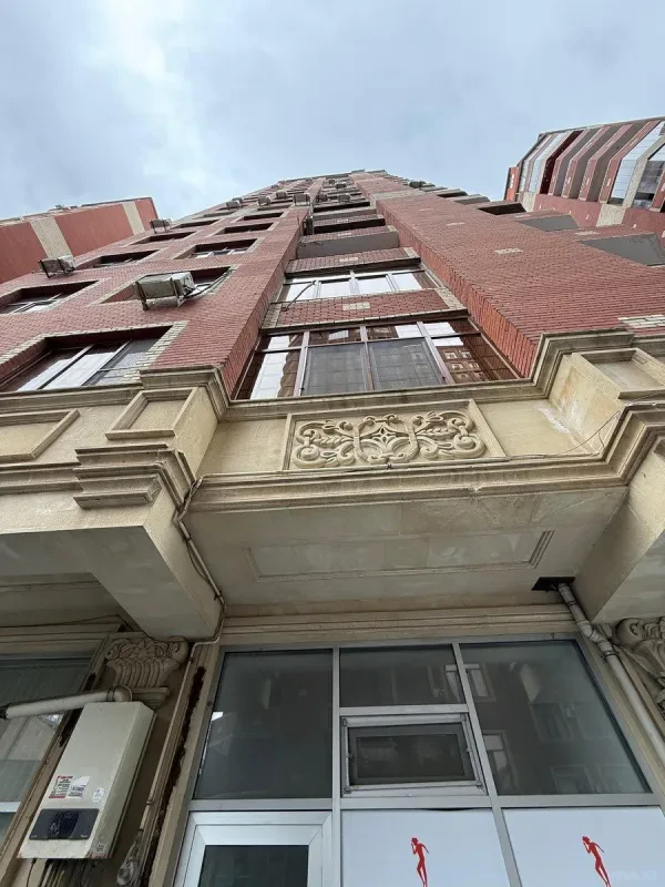 Satılır 4 otaqlı mənzil 200 m²