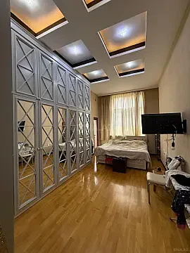 Satılır 4 otaqlı mənzil 200 m²