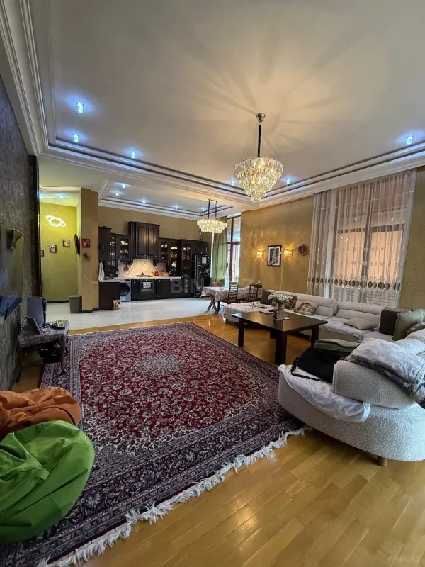 Satılır 4 otaqlı mənzil 200 m²